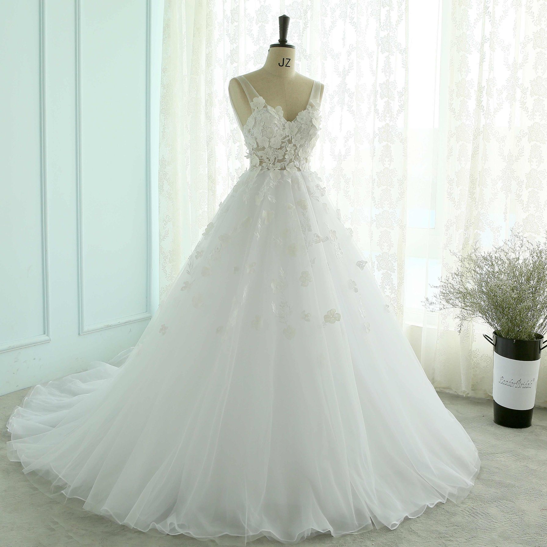 2018 New Wedding Dress V-Neck Lace 3D Flowers Lace Tulle Bridal Gown Lb926